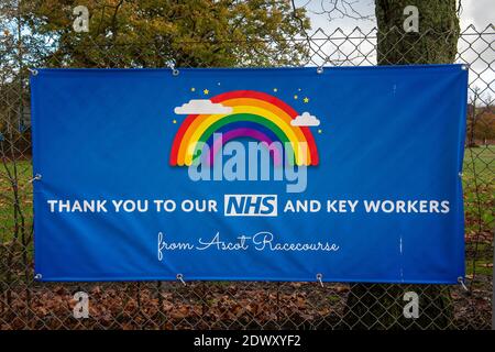 Ascot, Berkshire, Großbritannien. November 2020. Ein Dank an unser NHS und Key Workers Regenbogen Banner von Ascot Racecourse. Quelle: Maureen McLean/Alamy Stockfoto