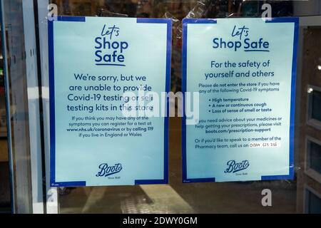 Ascot, Berkshire, Großbritannien. November 2020. Ein Hinweis im Fenster von Boots Pharmacy, der darauf hinweist, dass sie keine Covid-19-Testkits verkaufen. Quelle: Maureen McLean/Alamy Stockfoto