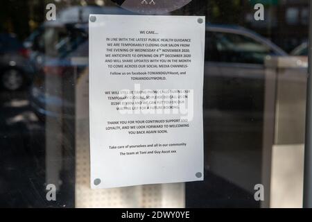 Ascot, Berkshire, Großbritannien. November 2020. Ein Covid-19 Lockdown Hinweis im Fenster von Toni und Guy Friseure in Ascot. Quelle: Maureen McLean/Alamy Stockfoto