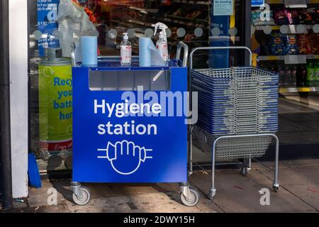 Ascot, Berkshire, Großbritannien. November 2020. Eine Covid-19 Coronavirus Hygiene-Station außerhalb Tesco Express Supermarkt in Ascot High Street. Quelle: Maureen McLean/Alamy Stockfoto