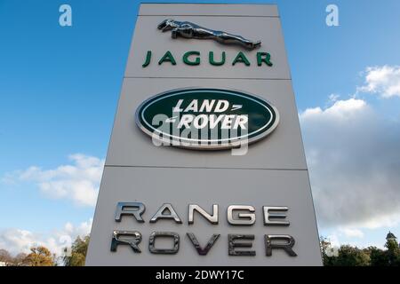 Ascot, Berkshire, Großbritannien. November 2020. Die Jaguar, Land Rover, Range Rover Garage in Ascot ist derzeit während der zweiten Covid-19-Sperre geschlossen. Quelle: Maureen McLean/Alamy Stockfoto