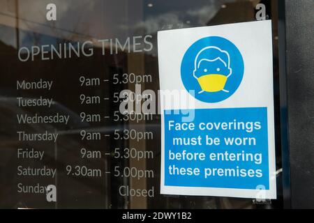 Ascot, Berkshire, Großbritannien. November 2020. Ein Covid-19 Coronavirus Gesichtsschutz Schild in einem Schaufenster in Ascot High Street. Quelle: Maureen McLean/Alamy Stockfoto