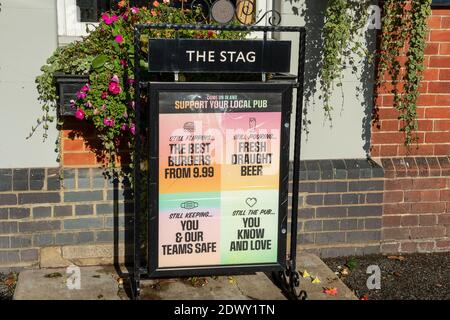 Ascot, Berkshire, Großbritannien. November 2020. Der Pub Stag Greene King in der Ascot High Street ist derzeit wegen der Coronavirus Covid-19 Sperre 2 geschlossen. Quelle: Maureen McLean/Alamy Stockfoto