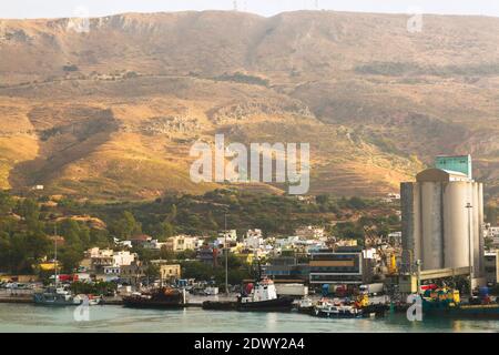 Angedockte Schiffe im Hafen von Souda bei leichtem Regen, Region Chania, Kreta, Griechenland Stockfoto