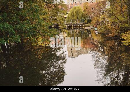 Fluss Oker in der Stadt Braunschweig, Niedersachsen, Deutschland. Schöne Herbstfarben mit Reflexen im Wasser. Stockfoto