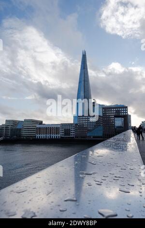 London, UK - Dezember 2020 : Blick auf den Shard, von der London Bridge Stockfoto