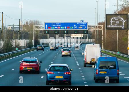 Amsterdam, Niederlande - 23. März 2019: Die AUTOBAHN A4 in den Niederlanden, die Amsterdam und den Haag verbindet. Stockfoto