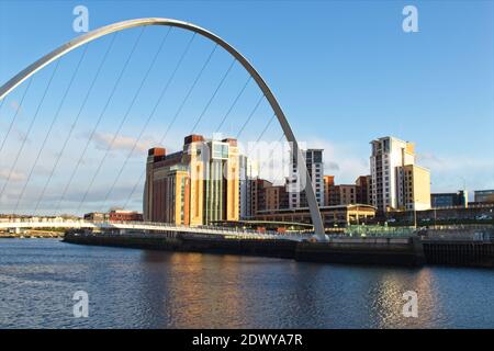 Die Gateshead Millennium Bridge überspannt den Fluss Tyne von Newcastle bis zum alten Baltic Flour Mill Gebäude. Stockfoto