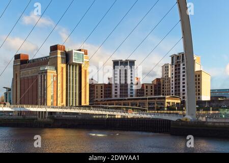 Die Gateshead Millennium Bridge überspannt den Fluss Tyne von Newcastle bis zum alten Baltic Flour Mill Gebäude. Stockfoto