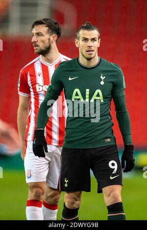 23. Dezember 2020; bet365 Stadium, Stoke, Staffordshire, England; English Football League Cup Football, Carabao Cup, Stoke City gegen Tottenham Hotspur; Gareth Bale von Tottenham Hotspur Stockfoto