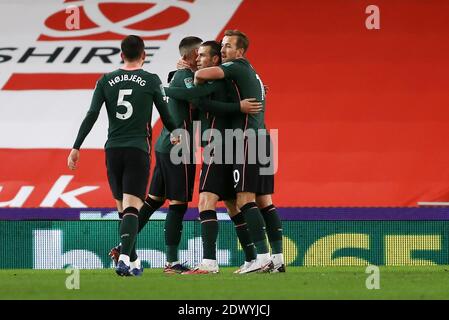 Gareth Bale von Tottenham Hotspur (2. Von rechts) feiert mit seinen Teamkollegen einschließlich Harry Kane (r) nach dem Tor seines Teams 1. Tor. Carabao Cup, EFL Cup Viertelfinalspiel, Stoke City gegen Tottenham Hotspur im bet365 Stadion in Stoke on Trent am Mittwoch 23. Dezember 2020. Dieses Bild darf nur für redaktionelle Zwecke verwendet werden. Nur redaktionelle Verwendung, Lizenz für kommerzielle Nutzung erforderlich. Keine Verwendung in Wetten, Spiele oder einem einzigen Club / Liga / Spieler Publikationen.pic von Chris Stading / Andrew Orchard Sport Fotografie / Alamy Live News Stockfoto