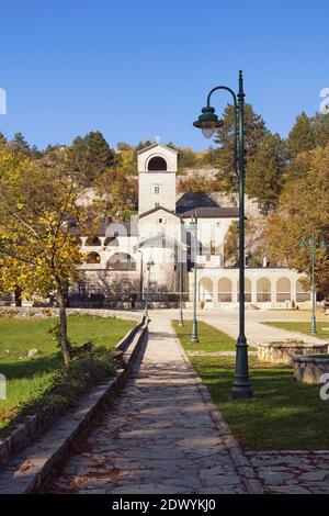 Weg zum Tempel. Blick auf das alte Kloster Cetinje (serbisch-orthodoxe Kirche Kloster) an sonnigen Herbsttag. Montenegro, Cetinje Stadt Stockfoto