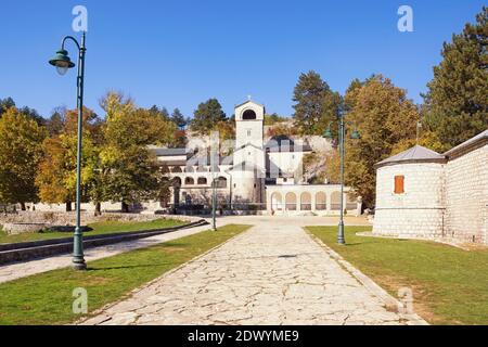 Montenegro, Cetinje Stadt. Blick auf das alte Cetinje Kloster an sonnigen Herbsttag Stockfoto