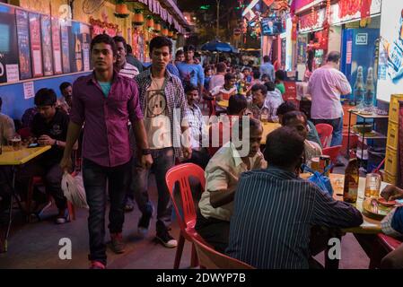 Ausländische Arbeitsmigranten aus Bangladesch entspannen sich an ihrem Sonntagstag In Singapur Stockfoto