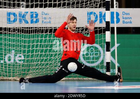 Kiel, Deutschland. Dezember 2020. Handball: Bundesliga, THW Kiel - Rhein-Neckar Löwen, Matchday 15. Kiels Torhüter Niklas Landin rettet einen Ball. Kredit: Frank Molter/dpa/Alamy Live Nachrichten Stockfoto