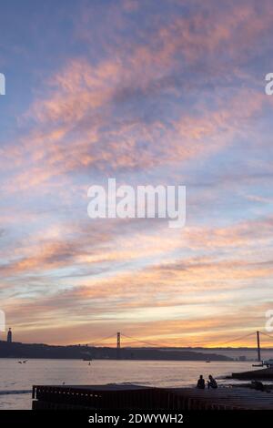 LISSABON, PORTUGAL - 22. DEZEMBER: Eine allgemeine Ansicht eines Sonnenuntergangs in Lissabon, am 22. Dezember 2020. Stockfoto
