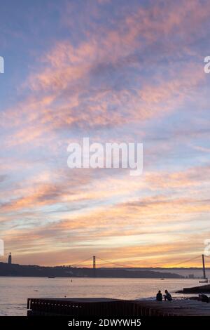 LISSABON, PORTUGAL - 22. DEZEMBER: Eine allgemeine Ansicht eines Sonnenuntergangs in Lissabon, am 22. Dezember 2020. Stockfoto