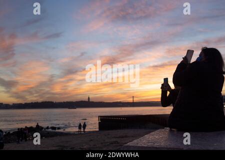 LISSABON, PORTUGAL - 22. DEZEMBER: Eine allgemeine Ansicht eines Sonnenuntergangs in Lissabon, am 22. Dezember 2020. Stockfoto