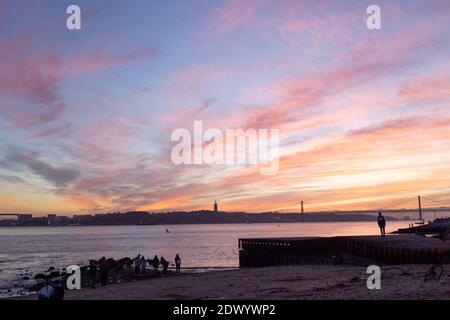 LISSABON, PORTUGAL - 22. DEZEMBER: Eine allgemeine Ansicht eines Sonnenuntergangs in Lissabon, am 22. Dezember 2020. Stockfoto