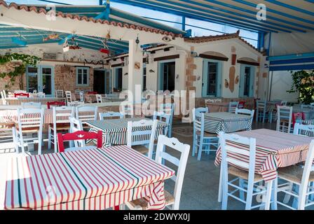 Interieur einer Taverne-Bar auf der Insel Ägina, Saronische Inseln, Griechenland Stockfoto