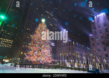 Der erste Schneesturm trifft den Weihnachtsbaum des Rockefeller Center während des COVID-19 Stockfoto