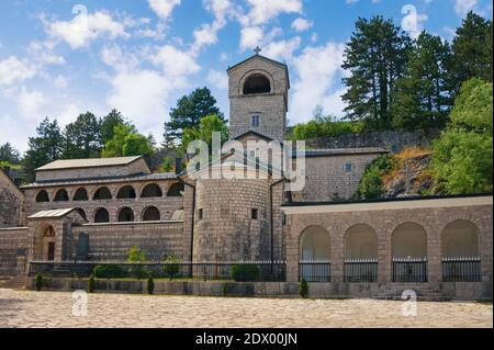 Blick auf das alte Kloster Cetinje (serbisch-orthodoxe Kirche Kloster) an sonnigen Sommertagen. Montenegro Stockfoto