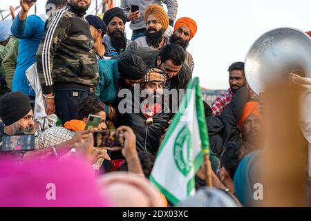 punjabi Sänger Babbu maan während der Proteste an der singhu Grenze gegen das neue Farmgesetz in indien. Stockfoto