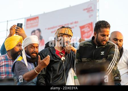 punjabi Sänger Babbu maan während der Proteste an der singhu Grenze gegen das neue Farmgesetz in indien. Stockfoto