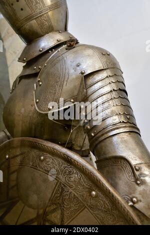 Mittelalterliche Rüstung auf der Ausstellung in Limassol Castle, Schloss um 1590 gebaut, jetzt ein Museum, Zypern Stockfoto