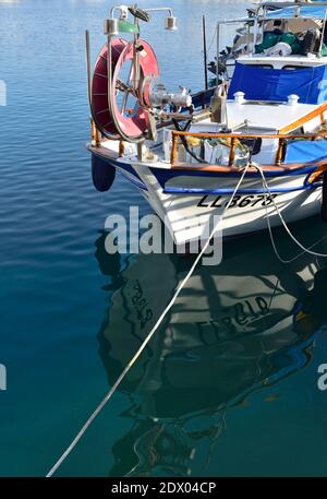 Kleines kommerzielles Fischerboot an der Küste im Hafen von Limassol, Zypern Stockfoto