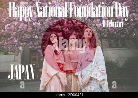 Glücklicher nationaler Gründungstag Japans. 11 Februar Urlaub. Mädchen tragen traditionelle japanische Kimono Hintergrund Blüte rosa Sakura Baum. Stockfoto