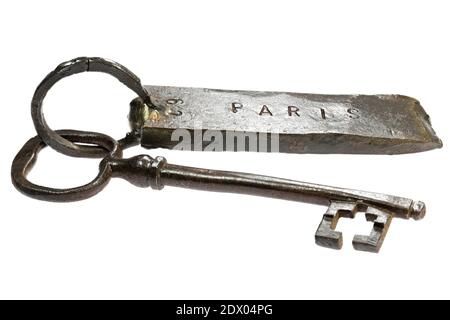 Vintage handgeschmiedeter Schlüssel mit Fob ‘PARIS’ isoliert auf weißem Hintergrund Stockfoto