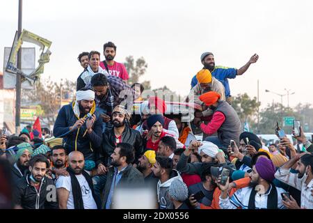 punjabi Sänger Babbu maan während der Proteste an der singhu Grenze gegen das neue Farmgesetz in indien. Stockfoto