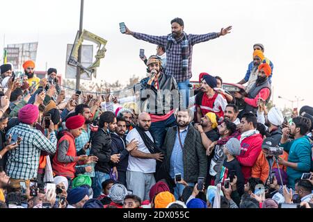 punjabi Sänger Babbu maan während der Proteste an der singhu Grenze gegen das neue Farmgesetz in indien. Stockfoto