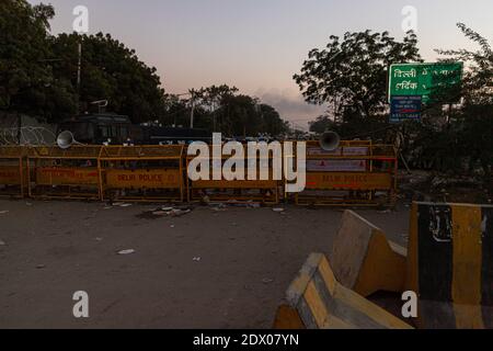 Bauern protestieren an der Grenze zu Singhu gegen das neue Agrargesetz in indien. Stockfoto