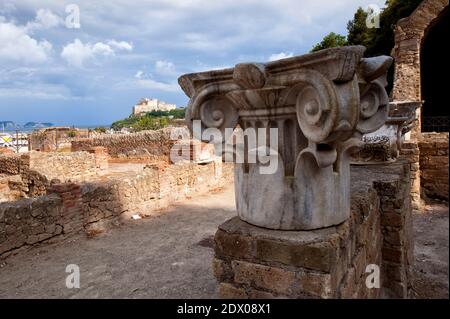 Riesige alte römische Hauptstadt einer Säule mit aragonesischen Schloss von Baia dahinter. Baia (Baiae) (Campi Flegrei (Phlegräische Felder), Neapel, Kampanien, Italien Stockfoto