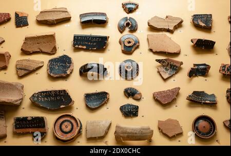 Ostracons mit Namen im antiken Agora-Museum in Athen, untergebracht in der Stoa of Attalus, Athen, Griechenland Stockfoto