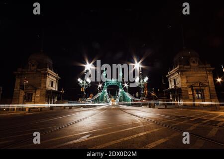 Nächtliche Ausstellungder Kettenbrücke Szechenyi in Budapest, Ungarn. Szechenyi lanchid, Kettenbrücke, die die Donau zwischen Buda und Pest überspannt Stockfoto