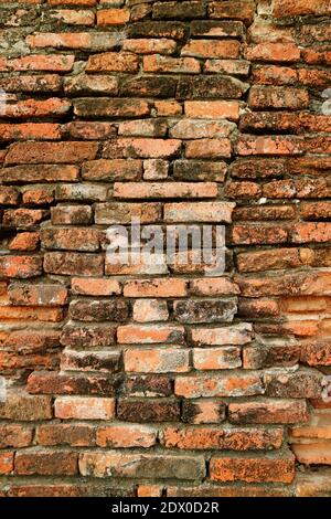 Die alte äußere Ziegelmauer des Wat Phra Si Sanphet Tempels im Ayutthaya Historical Park, Thailand Stockfoto