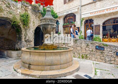 St-Paul-de-Vence oder St Paul, Provence-Alpes-Côte d'Azur, Provence, Frankreich. Der Brunnen auf dem Place de la Grande Fontaine. Stockfoto