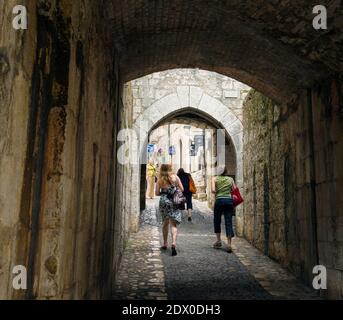 St-Paul-de-Vence oder St Paul, Provence-Alpes-Côte d'Azur, Provence, Frankreich. Eingang zur alten befestigten Stadt durch Torbögen. Stockfoto