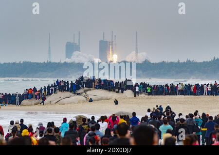 Wenchang, Provinz Hainan, China. Dezember 2020. Eine Menge Leute draußen, die den Start von Chinas neuer Trägerrakete mit mittlerem Auftrieb beobachteten am 8. März brachte die Rakete auf ihrem Jungfernflug fünf Satelliten in die Umlaufbahn. Der lange 8. März, der jüngste in Chinas Langen März-Trägerflotte, startete am Dienstag um 12:37 Uhr von einem Küstenstartplatz im Wenchang Space Launch Center in der südchinesischen Provinz Hainan. Quelle: SheldonÂ Cooper/SOPA Images/ZUMA Wire/Alamy Live News Stockfoto