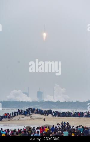 Wenchang, Provinz Hainan, China. Dezember 2020. Eine Menge Leute draußen, die den Start von Chinas neuer Trägerrakete mit mittlerem Auftrieb beobachteten am 8. März brachte die Rakete auf ihrem Jungfernflug fünf Satelliten in die Umlaufbahn. Der lange 8. März, der jüngste in Chinas Langen März-Trägerflotte, startete am Dienstag um 12:37 Uhr von einem Küstenstartplatz im Wenchang Space Launch Center in der südchinesischen Provinz Hainan. Quelle: SheldonÂ Cooper/SOPA Images/ZUMA Wire/Alamy Live News Stockfoto