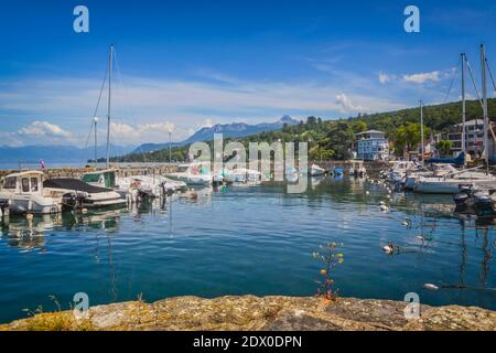 Evian-les-Bains, Departement Haute-Savoie, Rhone-Alpes, Frankreich. Sportboote im Hafen am Genfer See (Lac Leman). Stockfoto