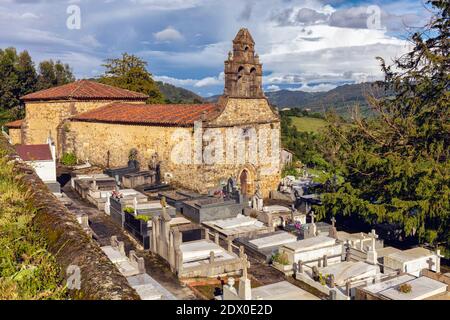 Kirche von San Martin de Salas, Salas, Asturien, Spanien. Die Kirche wurde im 9. Jahrhundert geweiht. Reparaturen und Wiederaufbau, einschließlich einer totalen Ruhe Stockfoto