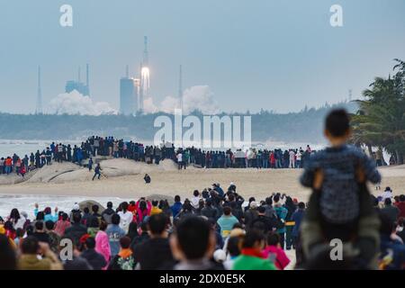 Wenchang, Provinz Hainan, China. Dezember 2020. Eine Menge Leute draußen, die den Start von Chinas neuer Trägerrakete mit mittlerem Auftrieb beobachteten am 8. März brachte die Rakete auf ihrem Jungfernflug fünf Satelliten in die Umlaufbahn. Der lange 8. März, der jüngste in Chinas Langen März-Trägerflotte, startete am Dienstag um 12:37 Uhr von einem Küstenstartplatz im Wenchang Space Launch Center in der südchinesischen Provinz Hainan. Quelle: SheldonÂ Cooper/SOPA Images/ZUMA Wire/Alamy Live News Stockfoto