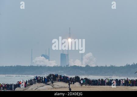 Wenchang, Provinz Hainan, China. Dezember 2020. Eine Menge Leute draußen, die den Start von Chinas neuer Trägerrakete mit mittlerem Auftrieb beobachteten am 8. März brachte die Rakete auf ihrem Jungfernflug fünf Satelliten in die Umlaufbahn. Der lange 8. März, der jüngste in Chinas Langen März-Trägerflotte, startete am Dienstag um 12:37 Uhr von einem Küstenstartplatz im Wenchang Space Launch Center in der südchinesischen Provinz Hainan. Quelle: SheldonÂ Cooper/SOPA Images/ZUMA Wire/Alamy Live News Stockfoto