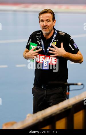 Kiel, Deutschland. Dezember 2020. Handball: Bundesliga, THW Kiel - Rhein-Neckar Löwen, Matchday 15. Trainer Martin Schwalb von den Rhein-Neckar Löwen Gesten. Kredit: Frank Molter/dpa/Alamy Live Nachrichten Stockfoto