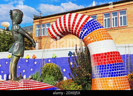 KIEW, UKRAINE - 17. AUGUST 2013: Brunnen eines Mädchens und auf Elefantenrücken vom Bildhauer Constantin Skretutsky in der Pejzazhna Gasse Stockfoto