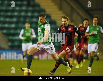 Easter Road Stadium.Edinburgh. Schottland.UK 23. Dezember 20 Scottish Premiership Spiel Hibernian vs St Mirren . Hibernian Paul Hanlon gegen Lee Erwin St Mirren. Kredit: eric mccowat/Alamy Live Nachrichten Stockfoto